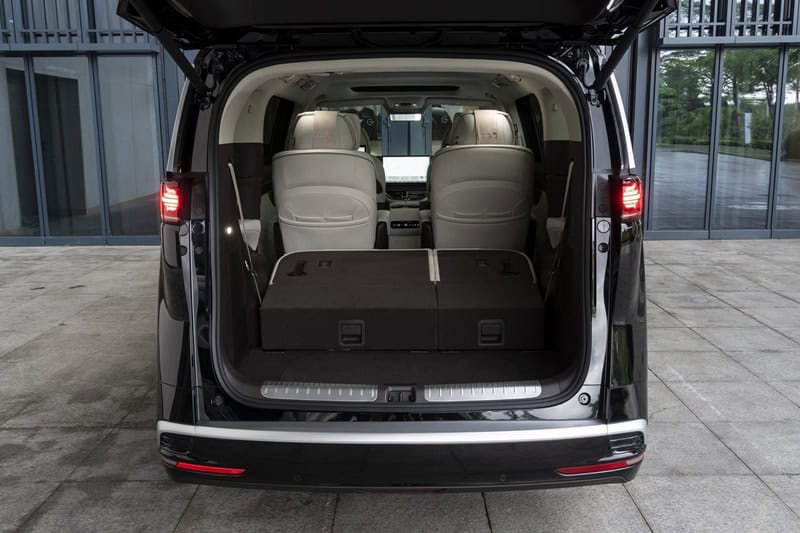 รถตู้ EV พร้อมคนขับ โทนภายในหรูหรา